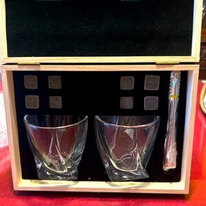 NWT Whiskey Stone Set . 2 whiskey glasses, 8 stones in beautiful box
